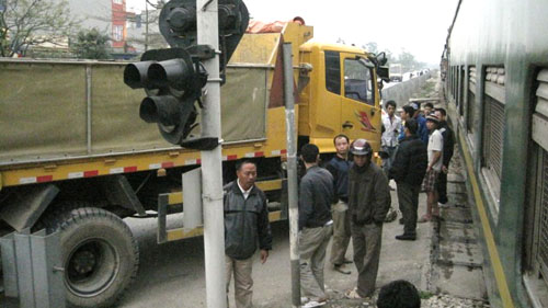 Xe tải “húc” vào đoàn tàu Thống Nhất đang chạy